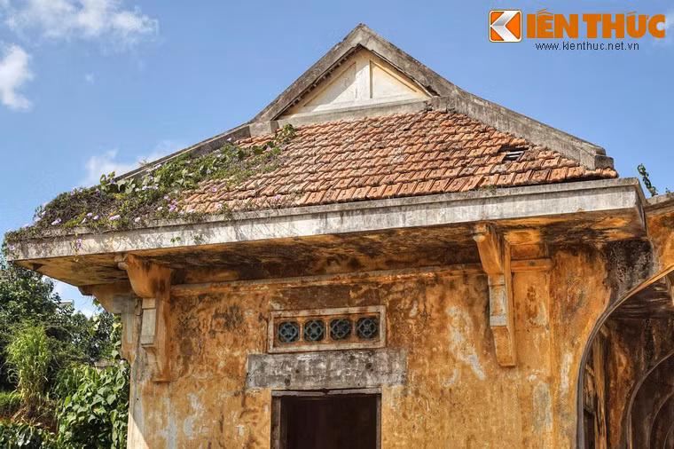 Tấm bảng ghi tên ga đã bị thời gian xóa nhòa.