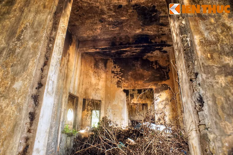 ...Và trở thành nơi tập kết chất thải xây dựng, củi khô của người dân.