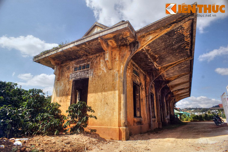 Nhà ga cổ này nằm giữa ga Trạm Hành và ga Cầu Đất, có độ cao so với mặt nước biển là 1.402 m. Tên tiếng Pháp của ga Đa Thọ là ga Le Bosquet.