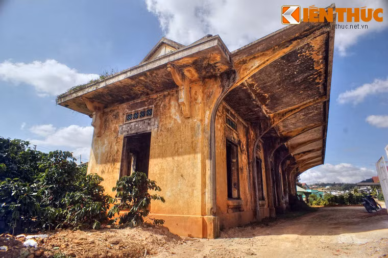 Nhà ga cổ này nằm giữa ga Trạm Hành và ga Cầu Đất, có độ cao so với mặt nước biển là 1.402 m. Tên tiếng Pháp của ga Đa Thọ là ga Le Bosquet.