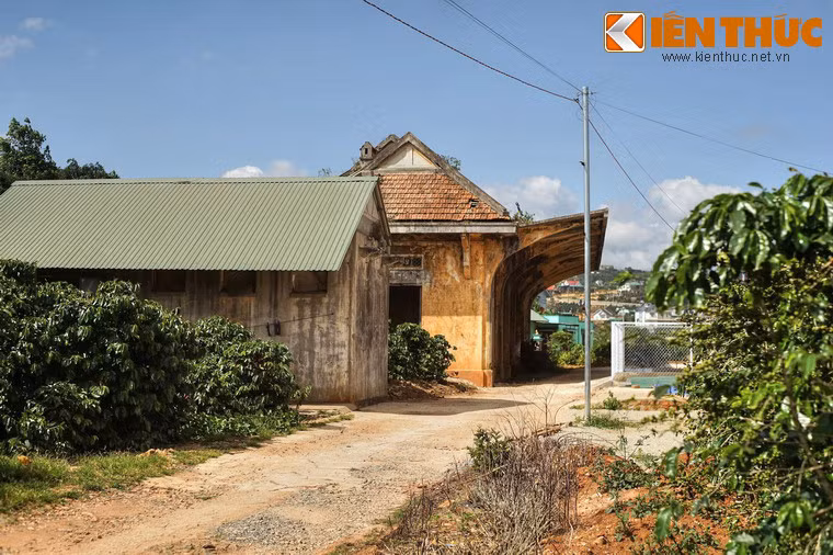 Lối vào ga Đa Thọ đi qua một số nương rẫy của người dân.