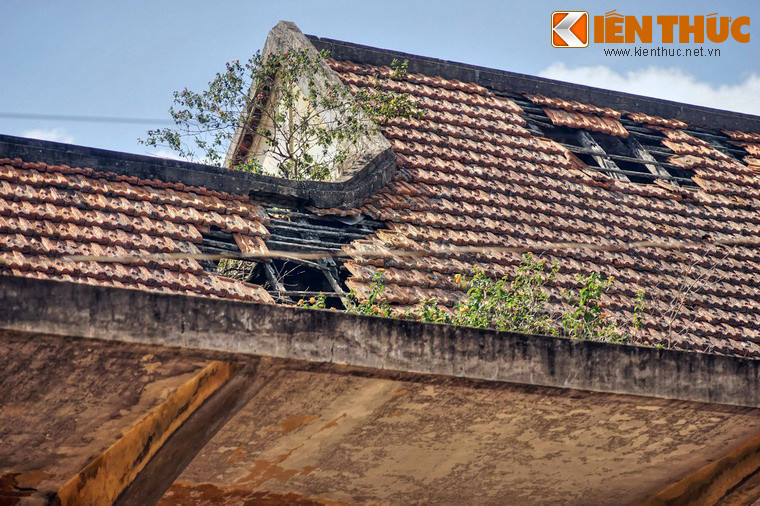 Mái ngói nhà ga có nhiều chỗ bị sụp lở.