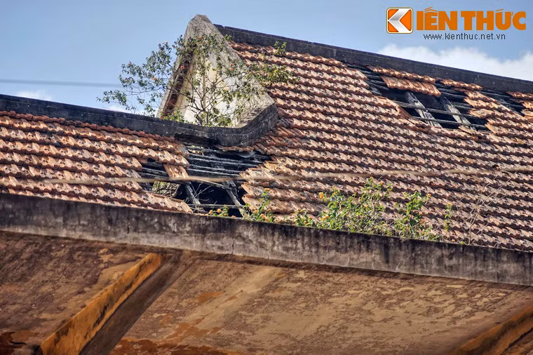 Mái ngói nhà ga có nhiều chỗ bị sụp lở.