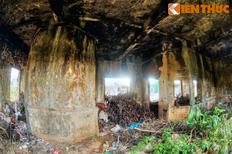 Không gian bên trong ga trống hoác, u ám...