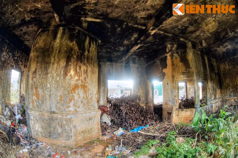 Không gian bên trong ga trống hoác, u ám...