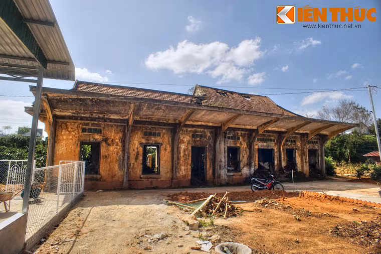 Về kiến trúc, có thể coi ga Đa Thọ và ga Cầu Đất là "anh em sinh đôi" vì hai ga này có thiết kế giống hệt nhau.