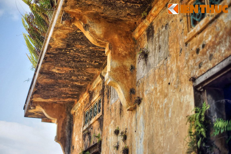 Mặt trước ga vẫn còn lưu giữ những vết đạn từ thời chiến tranh Việt Nam.