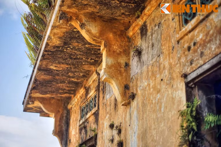 Mặt trước ga vẫn còn lưu giữ những vết đạn từ thời chiến tranh Việt Nam.