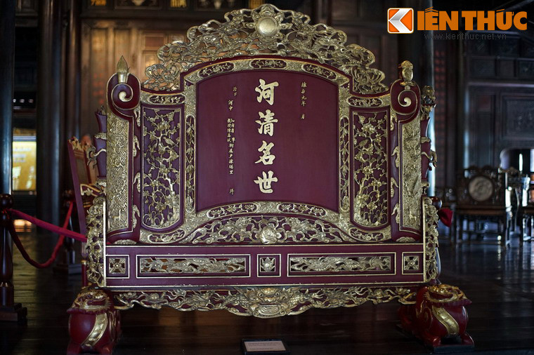 5. Trấn phong Hà Thanh Danh Thế làm bằng gỗ sơn son thếp vàng, có từ năm 1915, là một hiện vật đặc sắc khác của Bảo tàng Cổ vật Cung đình Huế. Trong kiến trúc Huế xưa, trấn phong là một vật dụng dùng để che chắn trong nội thất của các cung điện, lăng tẩm, đền thờ...