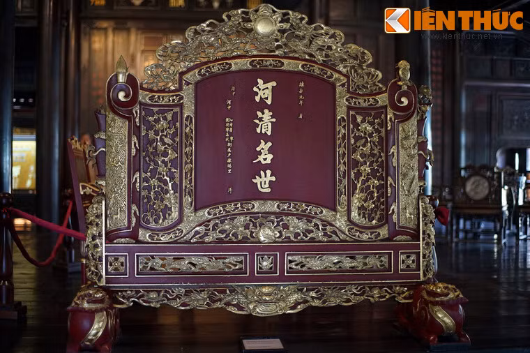 5. Trấn phong Hà Thanh Danh Thế làm bằng gỗ sơn son thếp vàng, có từ năm 1915, là một hiện vật đặc sắc khác của Bảo tàng Cổ vật Cung đình Huế. Trong kiến trúc Huế xưa, trấn phong là một vật dụng dùng để che chắn trong nội thất của các cung điện, lăng tẩm, đền thờ...
