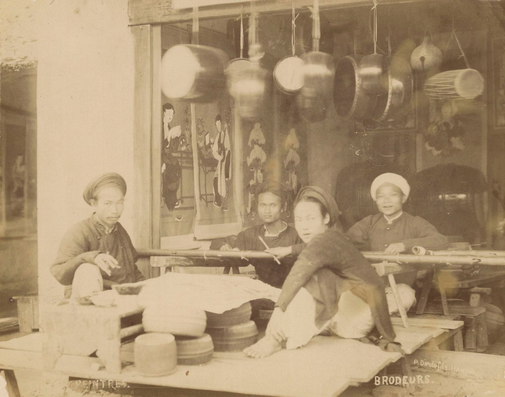 Tại một cửa hàng bán trống và các nhạc cụ truyền thống. Ảnh tư liệu.