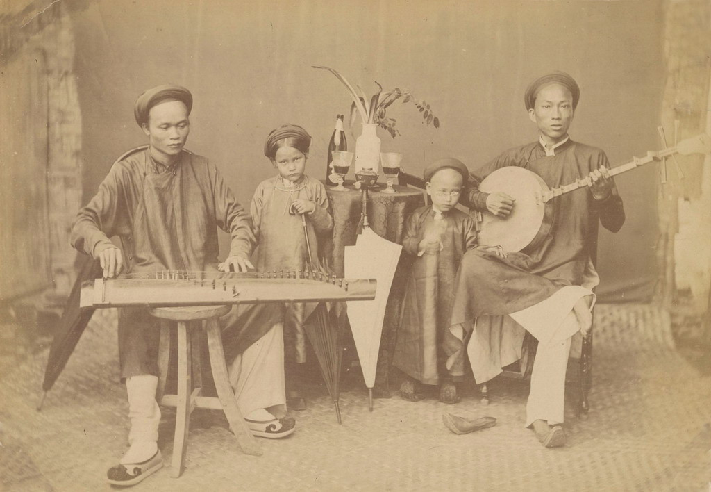 Các nhạc công biểu diễn với đàn tranh và đàn nguyệt. Rượu tây được bày trên chiếc bàn ở giữa. Ảnh tư liệu.