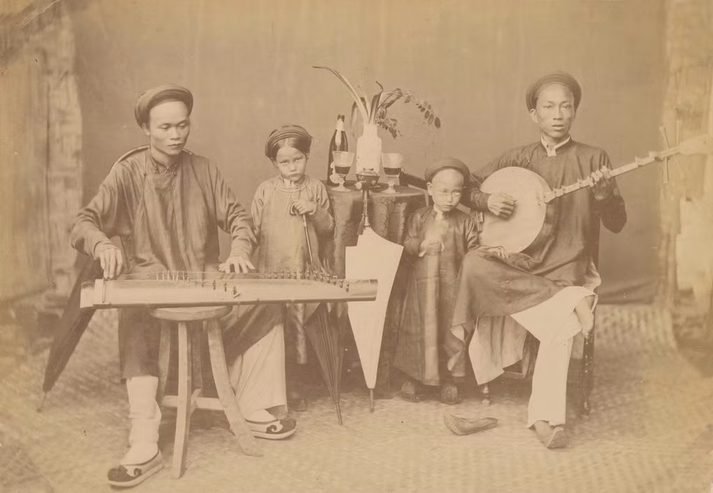 Các nhạc công biểu diễn với đàn tranh và đàn nguyệt. Rượu tây được bày trên chiếc bàn ở giữa. Ảnh tư liệu.