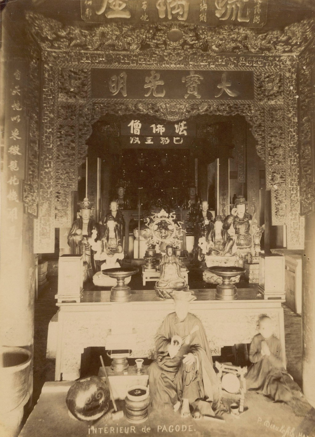 Các nhà sư trong chính điện một ngôi chùa ở Hà Nội. Ảnh tư liệu.