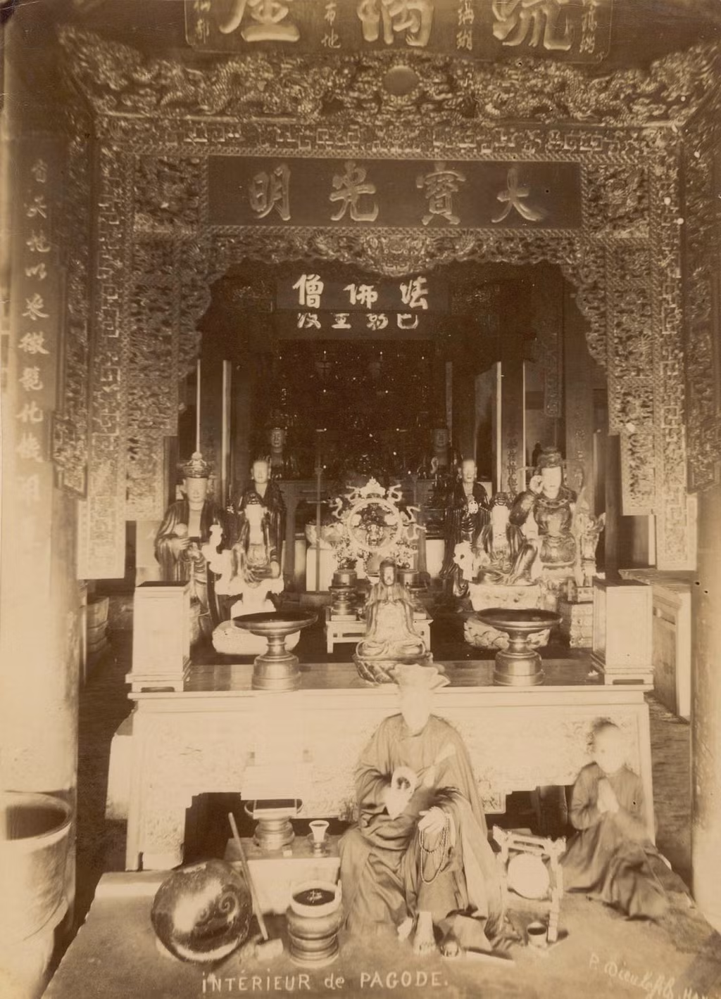 Các nhà sư trong chính điện một ngôi chùa ở Hà Nội. Ảnh tư liệu.