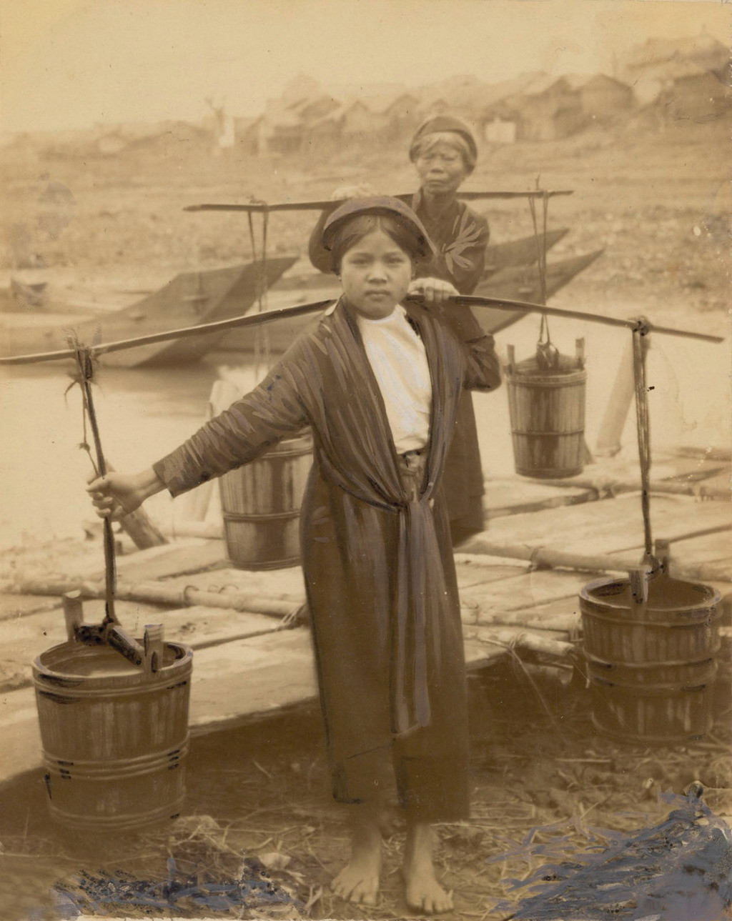 Những người phụ nữ lấy nước ở bến sông Hồng. Ảnh tư liệu.