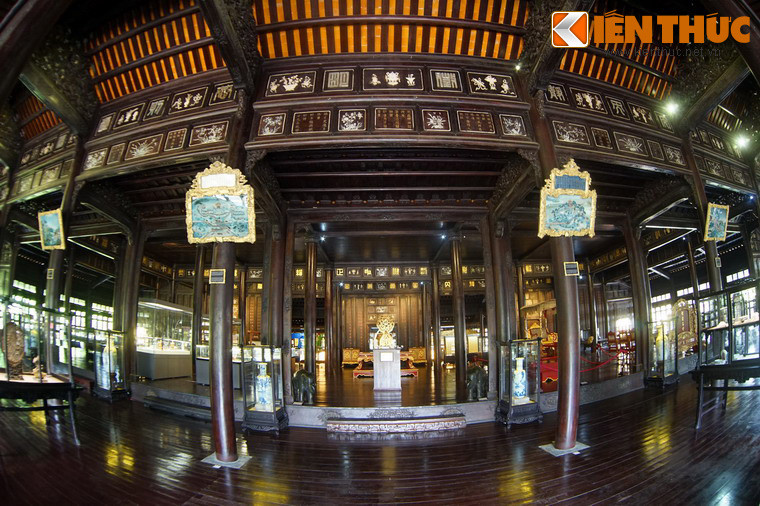 Tòa nhà chính của Bảo tàng vốn là điện Long An, được xây năm 1845 dưới thời vua Thiệu Trị. Ban đầu công trình nằm trong cung Bảo Định. Vào năm 1909, triều đình cho dời điện Long An đến vị trí hiện nay để làm thư viện và đến năm 1923 thì được dùng làm Bảo tàng Khải Định.