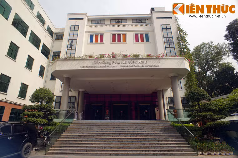 1. Cùng nằm trên phố Lý Thường Kiệt, cách khách sạn Melia khoảng 250 mét, Bảo tàng Phụ nữ Việt Nam luôn nằm trong top những điểm du lịch hấp dẫn nhất Hà Nội. Năm 2013, TripAdvisor - website du lịch lớn nhất thế giới - đã chọn bảo tàng này vào top 25 bảo tàng hấp dẫn nhất châu Á.