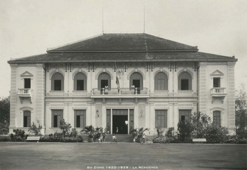 Dinh Chánh Tham Biện (Dinh Tỉnh trưởng) tỉnh Gò Công. Tỉnh Gò Công tồn tại trong các giai đoạn 1900-1956, 1963-1976, nay tương ứng với thị xã Gò Công và các huyện Gò Công Đông, Gò Công Tây, Tân Phú Đông thuộc tỉnh Tiền Giang. Ảnh tư liệu.