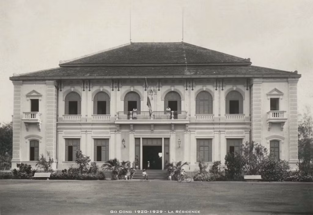 Dinh Chánh Tham Biện (Dinh Tỉnh trưởng) tỉnh Gò Công. Tỉnh Gò Công tồn tại trong các giai đoạn 1900-1956, 1963-1976, nay tương ứng với thị xã Gò Công và các huyện Gò Công Đông, Gò Công Tây, Tân Phú Đông thuộc tỉnh Tiền Giang. Ảnh tư liệu.