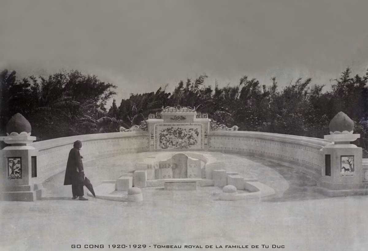 Mộ Phạm Đăng Hưng, ông ngoại của vua Tự Đức. Ông Phạm Đăng Hưng là người Gò Công, từng làm quan Thượng thư dưới hai triều vua Gia Long và Minh Mạng. Con gái ông - bà Phạm Thị Hằng là vợ vua Thiệu Trị, mẹ vua Tự Đức, tức Từ Dụ Hoàng thái hậu nổi tiếng nhà Nguyễn. Ảnh tư liệu.