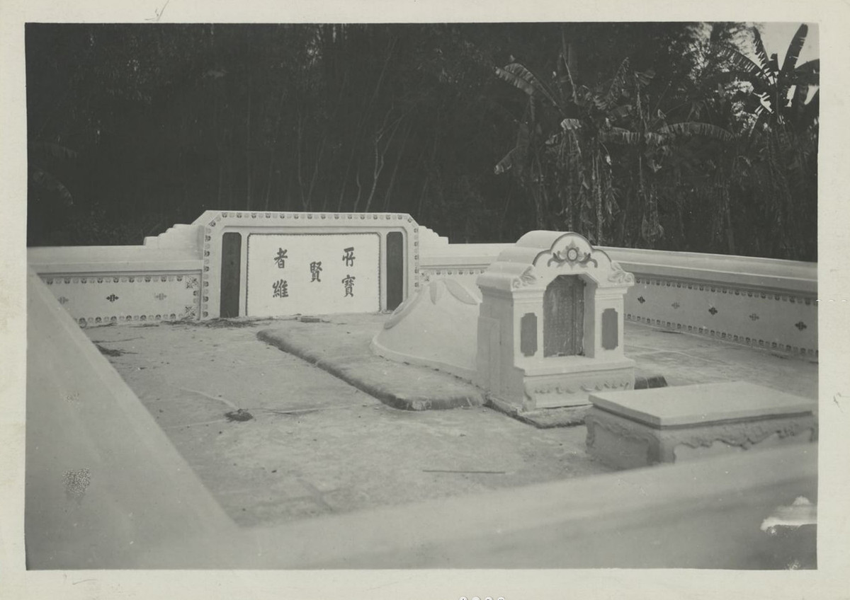 Mộ tổ tiên họ ngoại vua Tự Đức ở khu Lăng Hoàng Gia. Ảnh tư liệu.