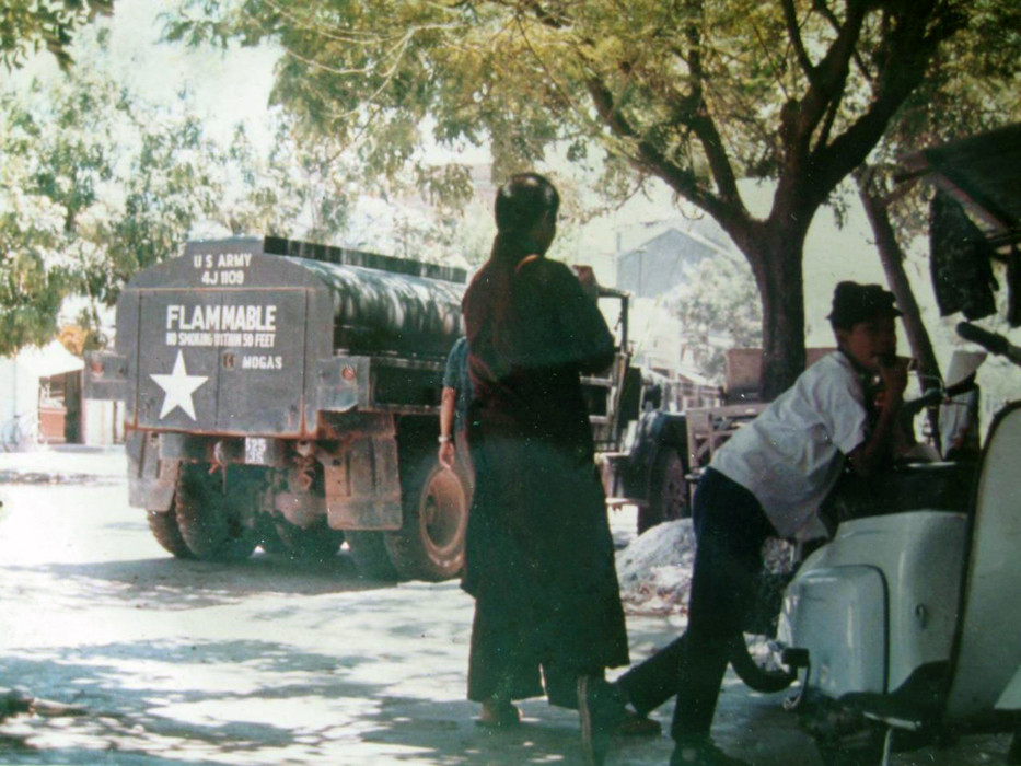 Xe chở xăng dầu Mỹ đỗ bên ngoài một quán bia ở đại lộ Trần Hưng Đạo, nơi lính Mỹ thường vào uống bia. Ảnh: 203rdhawkeyes.net.