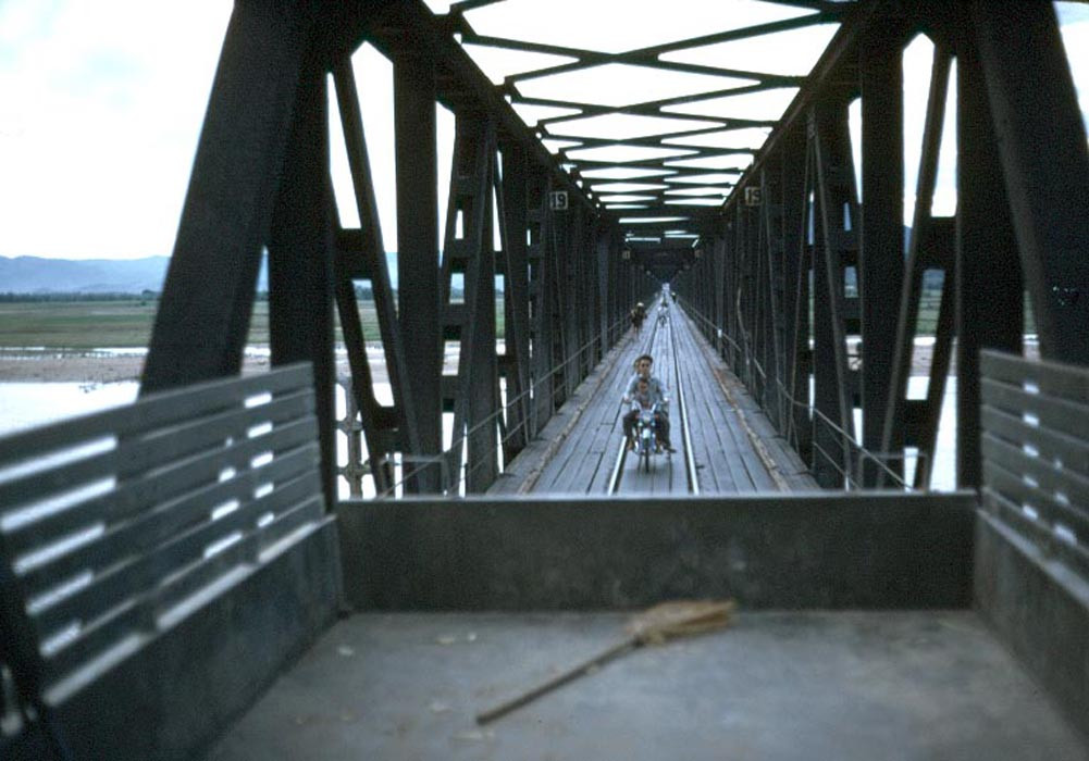 Trên cầu Đà Rằng, nhìn từ thùng xe quân sự Mỹ. Ảnh: 203rdhawkeyes.net.