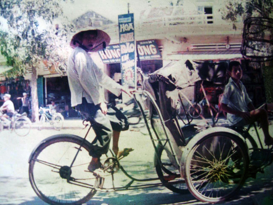 Người lái xích lộ trên đại lộ Trần Hưng Đạo. Ảnh: 203rdhawkeyes.net.