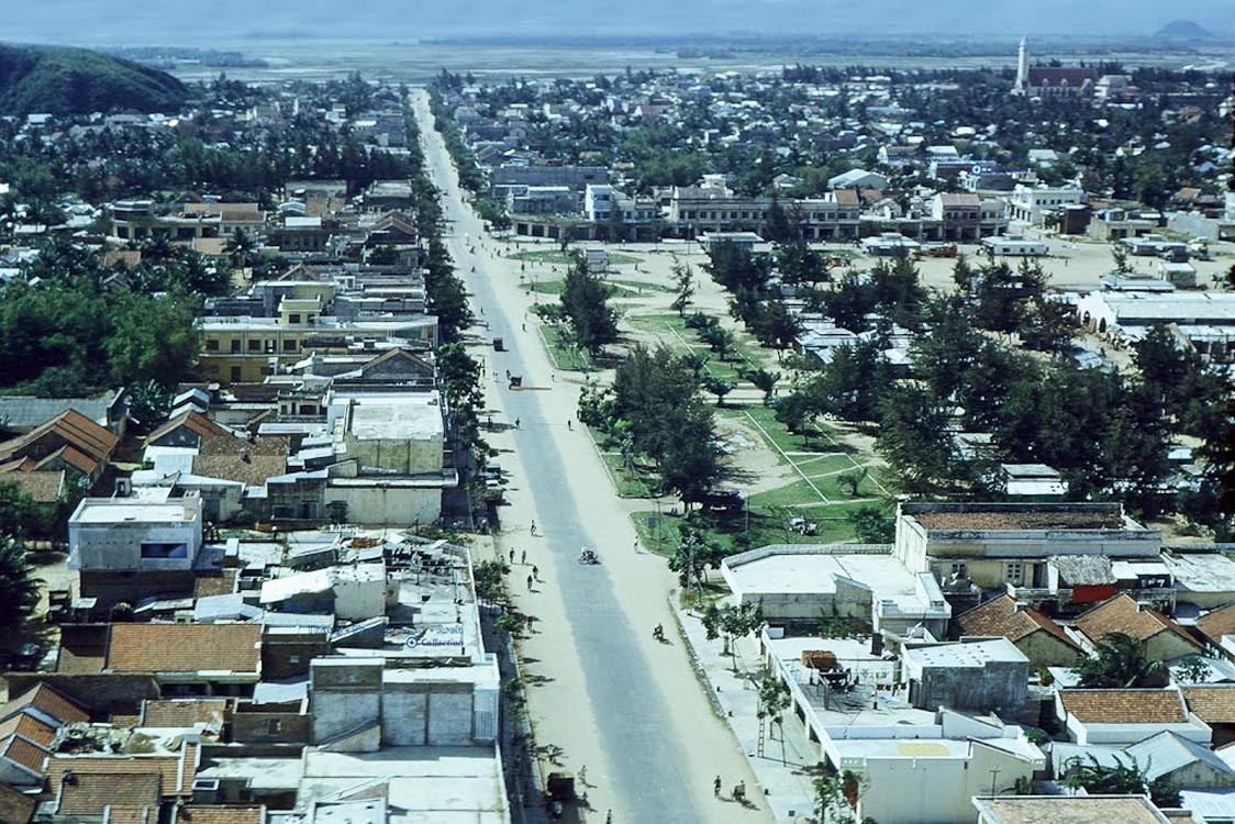 Đại lộ Trần Hưng Đạo - Quốc lộ 1 ở thị xã Tuy Hòa năm 1970 nhìn từ máy bay trực thăng. Ảnh: 203rdhawkeyes.net.