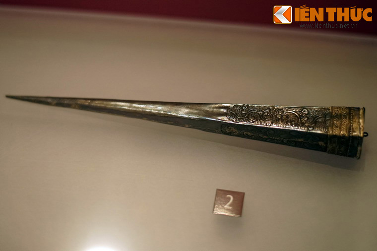 Trâm cài tóc làm bằng bạc được trang trí tinh xảo của phụ nữ dân tộc Thái ở Nghệ An. Loạt hiện vật trong bài được trưng bày tại Bảo tàng Phụ nữ Việt Nam ở Hà Nội.