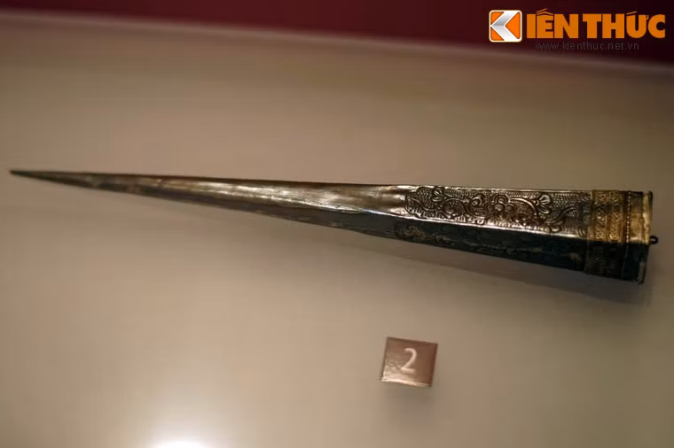 Trâm cài tóc làm bằng bạc được trang trí tinh xảo của phụ nữ dân tộc Thái ở Nghệ An. Loạt hiện vật trong bài được trưng bày tại Bảo tàng Phụ nữ Việt Nam ở Hà Nội.