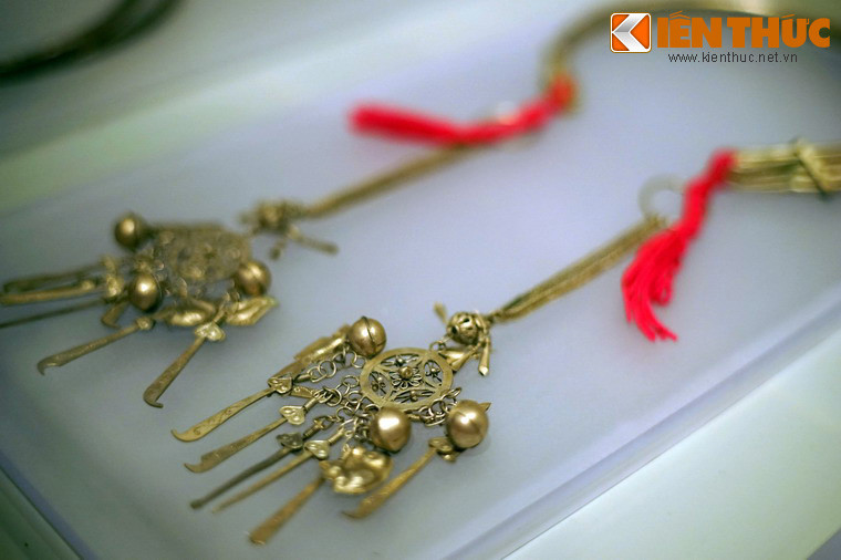 Vòng cổ bằng nhôm của phụ nữ dân tộc Dao Đỏ ở Lào Cai, sưu tầm năm 1998. Do giá thành rẻ, trong những năm gần đây đồ trang sức bằng nhôm dần thay thế cho vật liệu bạc.