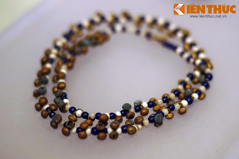 Vòng cổ bằng cườm của phụ nữ dân tộc Mnông Gar ở Đắk Lắk, sưu tầm năm 1990.