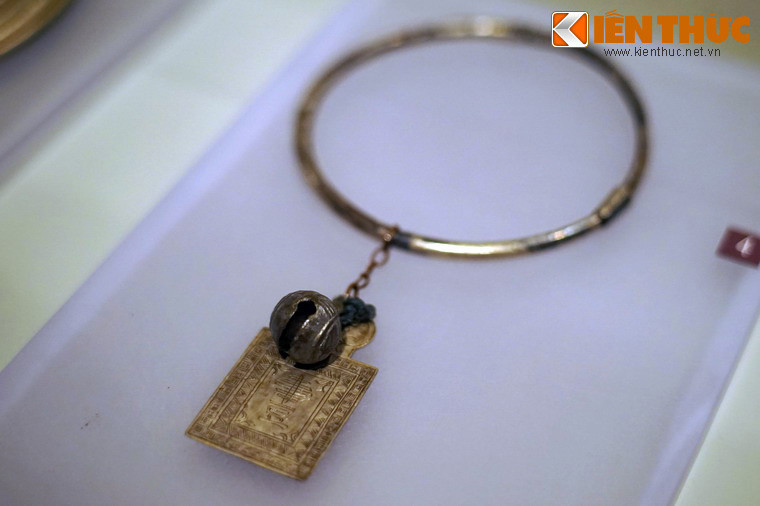 Vòng cổ bằng bạc của phụ nữ dân tộc Hrê ở Quảng Ngãi, sưu tầm năm 1975.