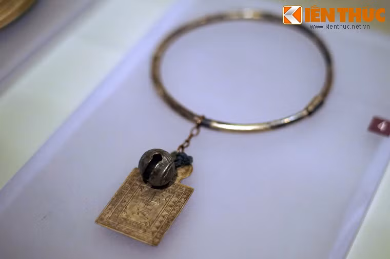 Vòng cổ bằng bạc của phụ nữ dân tộc Hrê ở Quảng Ngãi, sưu tầm năm 1975.