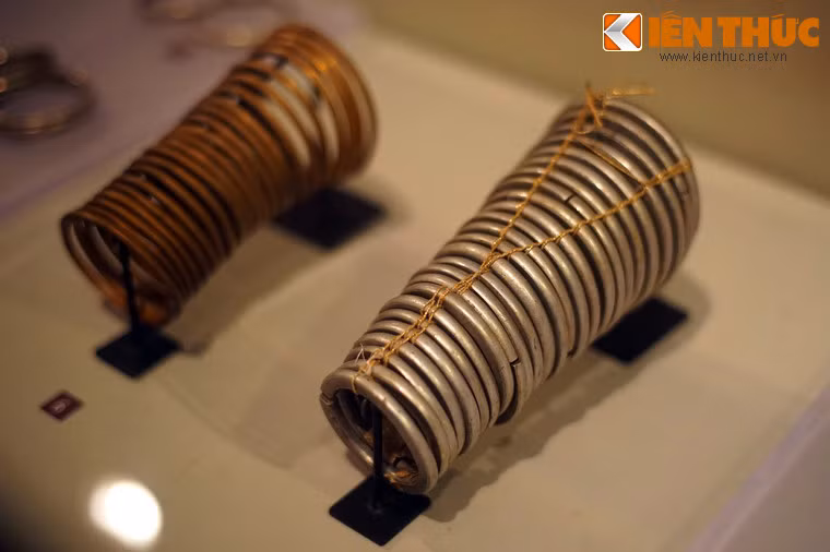 Vòng tay bằng nhôm của phụ nữ dân tộc Xtiêng ở Bình Phước, sưu tầm năm 1990.