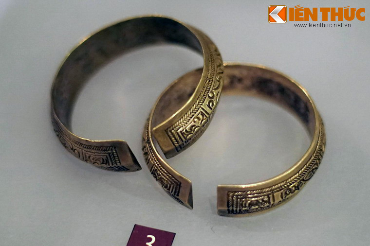 Vòng tay bằng bạc của phụ nữ dân tộc Dao Đỏ ở Cao Bằng, sưu tầm năm 1962.