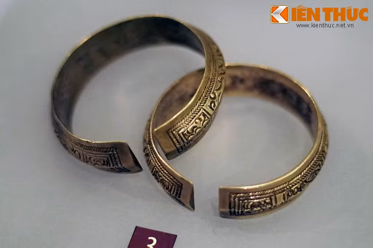 Vòng tay bằng bạc của phụ nữ dân tộc Dao Đỏ ở Cao Bằng, sưu tầm năm 1962.