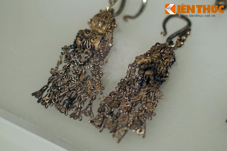 Hoa tai bằng bạc của phụ nữ dân tộc Lô Lô ở Hà Giang, niên đại đầu thế kỷ 20.