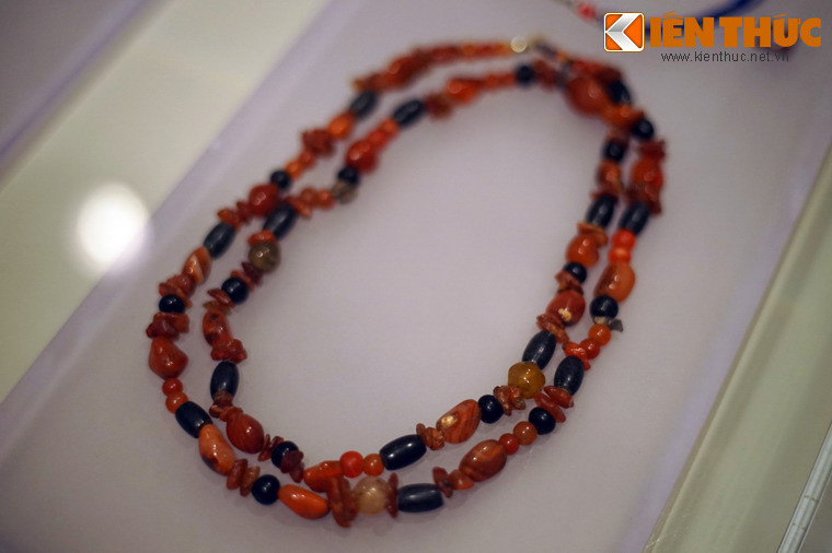 Vòng cổ bằng mã não của phụ nữ dân tộc Mạ ở Lâm Đồng, có niên đại từ thế kỷ 17.