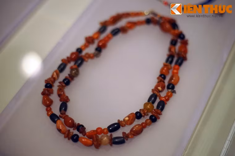 Vòng cổ bằng mã não của phụ nữ dân tộc Mạ ở Lâm Đồng, có niên đại từ thế kỷ 17.