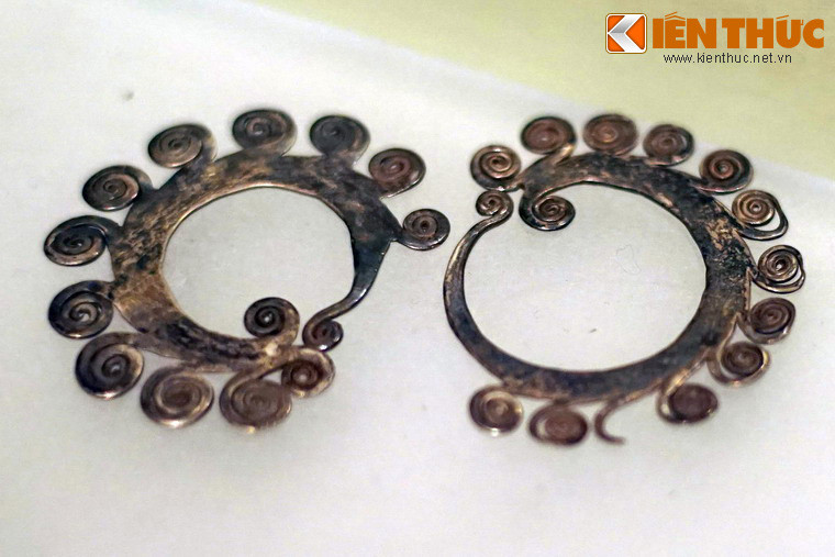 Hoa tai bằng bạc của phụ nữ dân tộc H'mông Xanh ở Hòa Bình, niên đại giữa thế kỷ 20.