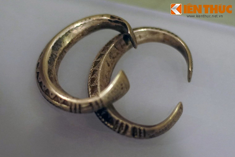 Vòng tay bằng bạc của phụ nữ dân tộc Thái ở Nghệ An, sưu tầm năm 1964.