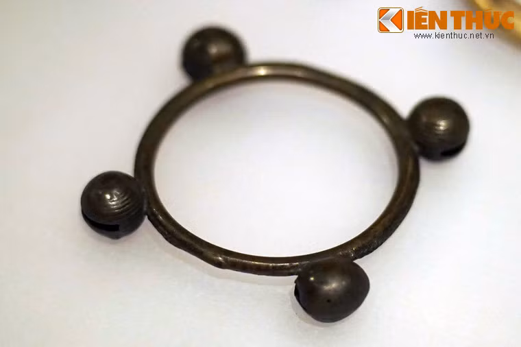 Vòng tay bằng đồng của phụ nữ dân tộc Cơ Ho ở Lâm Đồng, sưu tầm năm 1930.