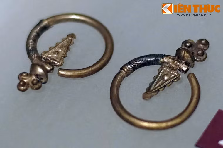 Hoa tai bằng bạc của phụ nữ dân tộc Dao Đỏ ở Lào Cai, sưu tầm năm 2003.