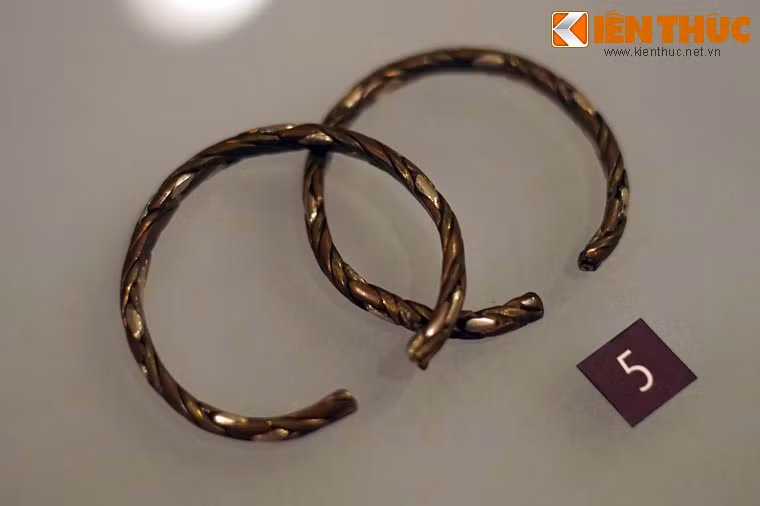 Vòng tay bằng đồng và bạc của phụ nữ dân tộc Cống ở Lai Châu, sưu tầm năm 1960.