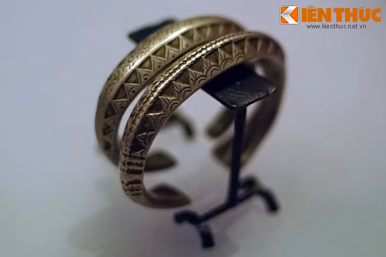 Vòng tay bằng bạc trang trí hoa văn răng cưa của phụ nữ dân tộc Thái, sưu tầm năm 1985.