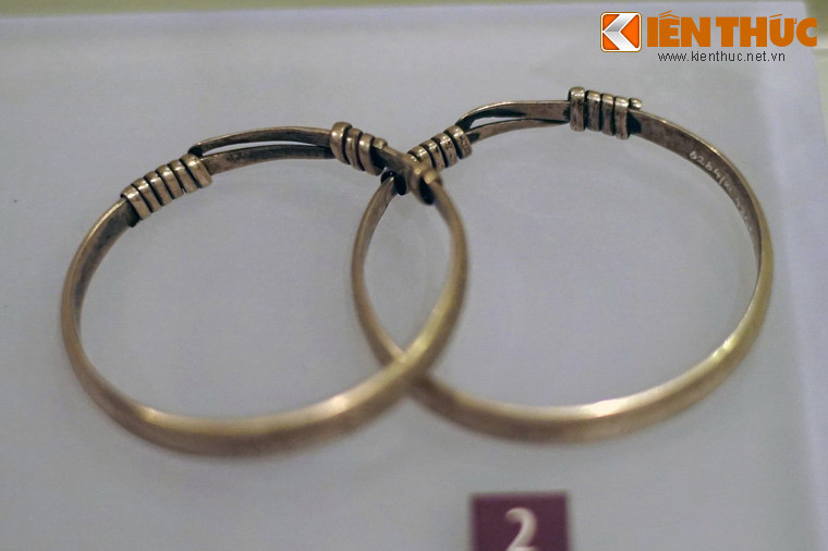 Vòng tay bằng bạc của phụ nữ dân tộc Thái ở Thanh Hóa, sưu tầm năm 1962.