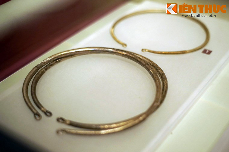 Vòng cổ bằng bạc của phụ nữ dân tộc Dao Đỏ ở Cao Bằng, sưu tầm năm 1975.